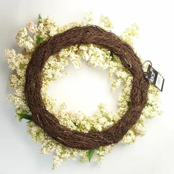 55cm Artificial Hanging White Berries Wreath - Image 4